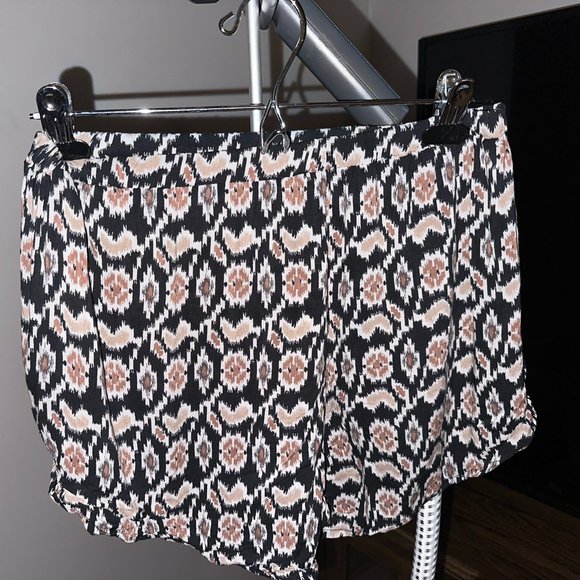 Brandy Melville Printed Shorts with slits - Picture 3 of 4